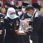 Gubernur Jawa Timur Khofifah Indar Parawansa saat menyerahkan Destana Award 2020 kepada Wali Kota Kediri Abdullah Abu Bakar disaksikan Wakil Gubernur Jatim Emil Dardak. (foto: ist).