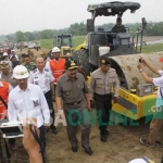 Gubernur Jatim, Soekarwo, saat melakukan peninjauan tol Joker di Dusun Kedunggabus, Desa/Kecamatan Bandar Kedungmulyo, Kabupaten Jombang, Selasa (13/6/2017). foto: ROMZA/ BANGSAONLINE