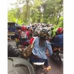 Tampak kendaraan roda dua yang berjubel di jalan menuju pantai Prigi dan Pasir Putih. foto: Aris Yudisantoso/BangsaOnline.