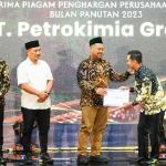 Bupati Gresik Fandi Akhmad Yani didampingi Ketua DPRD Much Abdul Qodir dan Kepala BPPKAD AM Reza Pahlevi memberikan penghargaan kepada perwakilan Petrokimia Gresik atas kepatuhan bayar PBB. Foto: Ist.