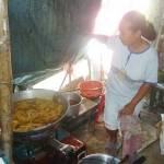 GORENG. Wiji Ismuni saat menggoreng keripik pisang di rumahnya Foto: eky nurhadi/BANGSAONLINE
