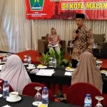 Pemateri dari UIN Maliki Malang Dr. Achmad Muzakki, MA saat memberikan pemaparan materi kepada 300 peserta pembinaan dan pembekalan modin Kota Malang, di Hotel Pelangi Malang, Rabu (26/06). foto: IWAN IRAWAN/ BANGSAONLINE