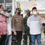 Bupati Fandi Akhmad Yani meninjau Pasar Sidayu pasca terbakar. foto: SYUHUD/ BANGSAONLINE