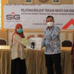 General Manager of CSR SIG, Edy Saraya menyerahkan bantuan mesin jahit kepada peserta pelatihan.