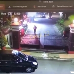 Tangkapan layar video rekaman CCTV yang menunjukkan detik-detik sebelum perampokan Rumah Dinas Wali Kota Blitar.