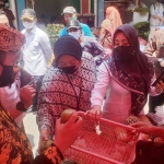 Bupati dan Pejabat BI, Bank Jatim, dan OJK meninjau stan pedagang usai meluncurkan Inovasi pelayanan berbasis digitalisasi Semar Gareng, Petrug, dan Bagong.