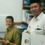 Sekertaris KPU Pacitan Bambang Sutedjo saat menyerahkan berita acara hibah kotak suara bekas. (foto: Yuniardi Sutondo/BO)