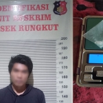 Tersangka beserta barang bukti yang diamankan Polsek Rungkut.