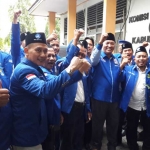 Ketua DPC PD Gresik Eddy Santoso bersama jajaran pengurus usai menyerahkan berkas verifikasi parpol di KPUD. foto: SYUHUD/ BANGSAONLINE