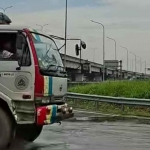 Kendaraan saat melintas di jalan yang tergenang air di pintu keluar Tol Bunder. Foto: Ist