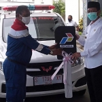 PT Pertamina (Persero) melalui New Grass Root Refinery (NGRR) Tuban saat menyerahkan bantuan berupa 1 unit mobil ambulans kepada Pemerintah Kabupaten Tuban.
