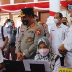 Kabareskrim Polri, Komjen Pol Agus Andrianto, saat memantau secara langsung pelaksanaan vaksinasi massal di Gedung Bakorwil Pamekasan.