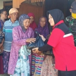Anggota FRPB perempuan ikut memberikan bantuan sembako kepada warga miskin yang terdampak Covid-19 dalam rangka memperingati Hari Kartini.