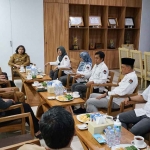 Pj Wali Kota Kediri, Zanariah, saat menerima audiensi KPU dan Bawaslu. Foto: Ist