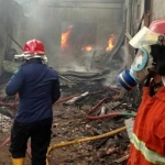 Petugas saat melakukan pemadaman di lokasi kebakaran. foto: SOFFAN/ BANGSAONLINE