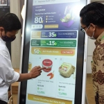 Wali Kota Kediri Abdullah Abu Bakar (kiri) saat melihat salah satu produk UMKM yang dipasarkan melalui marketplace Tokopedia. (foto: ist.)