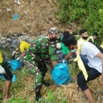 Para Mapala dan Sispala juga KPMM dan FRPB melakukan bersih-bersih di sungai sekitar Jembatan Ampera Gladak Anyar, Kabupaten Pamekasan.