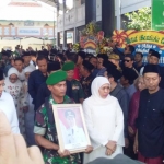 Tampak Wali Kota Kediri Abdullah Abubakar dan Gubernur Jatim Khofifah Indar Parawansa berada di tengah-tengah pelayat. (foto: ist.)