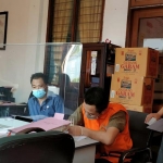 Tersangka Himawan Eka Febrianto saat menandatangani Berita Acara Penyerahan di Kantor Kejaksaan Negeri Kabupaten Kediri di Ngasem. foto: ist.