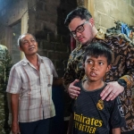 Bupati Kediri Hanindhito Himawan Pramana saat berkunjung ke rumah Mbah Mari. (Ist). 