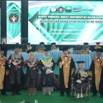 Riska Nur Fadilah (duduk di kursi roda) dan Restu bersama Rektor Uniska dan jajaran. 