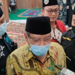 Ketua Umum PBNU KH Said Aqil Siradj saat memberi keterangan kepada wartawan usai meresmikan Masjid Al-Mahrus di Kompleks IAI Tribakti, Kota Kediri. foto: MUJI HARJITA/ BANGSAONLINE