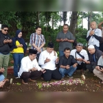 Pengurus PWI Malang Raya saat ziarah ke makam salah satu wartawan senior, Minggu (09/02). foto: ist. 