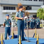 Pangkoarmada II Laksamana Muda TNI Mintoro Yulianto, S.Sos., M.Si., saat memimpin langsung apel khusus yang diikuti oleh seluruh prajurit serta PNS di jajaran Koarmada II.