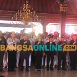 Bupati bersama Forkopimda Kabupaten Mojokerto usai penyerahan SK perpanjangan jabatan kepala desa. Foto: NINA PUJI RAHAYU/BANGSAONLINE