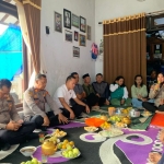 Kasat binmas Polres Pasuruan didampingi Kapolsek Nongko jajar dan jajaran lainya saat melakukan sosialisasi di kayu Kebek 