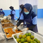 Tim Food Security dari Dokkes Polres Ngawi saat melakukan uji kelayakan makanan.