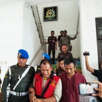 Joko Supriyono saat digiring oleh petugas Kejari Bangkalan