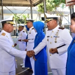 Panglima Komando Armada II Laksda TNI Mintoro Yulianto, S. Sos, M.Si menyalami Perwira Menengah yang naik pangkat. 