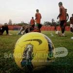 SAATNYA BANGKIT: Pemain Persibo tahun 2013 lalu saat sedang latihan di stadion. foto: eky nurhadi/ BANGSAONLINE