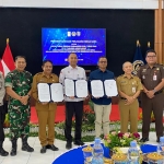 Jajaran Lapas Tuban bersama Disnakerind Tuban dan PLTU Tanjung Awar-Awar menunjukkan dokumen PKS yang telah ditandatangani.