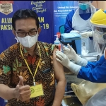 Kepala Dinas Kominfo Kota Kediri, Apip Permana saat disuntik vaksin Covid-19. foto: MUJI HARJITA/ BANGSAONLINE