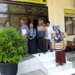 Tiga pengacara dan Burti usai melaporkan pemalsuan surat di SPKT Polres Situbondo. 