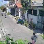 Tangkapan layar CCTV detik-detik pelaku membawa kabur motor korban