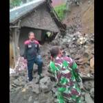 Rumah warga Sawahan yang tertimpa longsong. foto: soewandito/ BANGSAONLINE