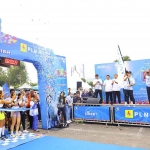 Pj Gubernur Jatim saat membuka PLN Mobile Color Run 2024.