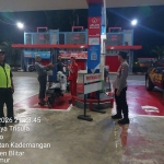 Anggota Polres Blitar memantau situasi di SPBU Desa Sumberko Kecamatan Kademangan.