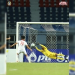 Ernando Ari saat menggagalkan penalti Vietnam di babak pertama Piala AFF U-23. 