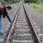 Seorang warga yang menunjukkan lokasi Siti Rochani saat tersambar KA Malabar. Foto: MUJI HARJITA/BANGSAONLINE.com