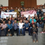 Wartawan foto bersama dengan anggota DPRD Pasuruan yang menerima aksi mereka.