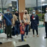 Inilah keenam pekerja migran tersebut, yakni, S (41), NH (36), QA (3), S (38). Mereka semua warga Kecamatan Parengan. Kemudian M (48), warga Kecamatan Merakurak, dan BU (58), warga Kecamatan Semandin, Tuban. foto: Gunawan Wihandono/ BANGSAONLINE.com