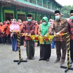 Wabup Bu Min bersama para Pengurus Ponpes Al Karimi saat meresmikan kopontren. (foto: ist)