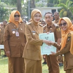 Wali Kota Kediri saat menyerahkan SK Kenaikan Pangkat kepada salah satu ASN. Foto: Ist

