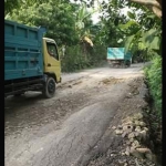 Truk-truk tambang material leluasa melewati jalan yang rusak di Desa Selopuro.