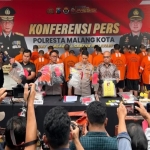 Para Tersangka di Mapolresta Malang Kota, Jumat (26/9/2025), Foto: JatimTIMES