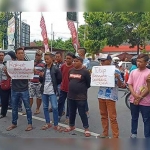 Aksi para pedagang saat demo memprotes Bazar Ramadan Pemkot Blitar.